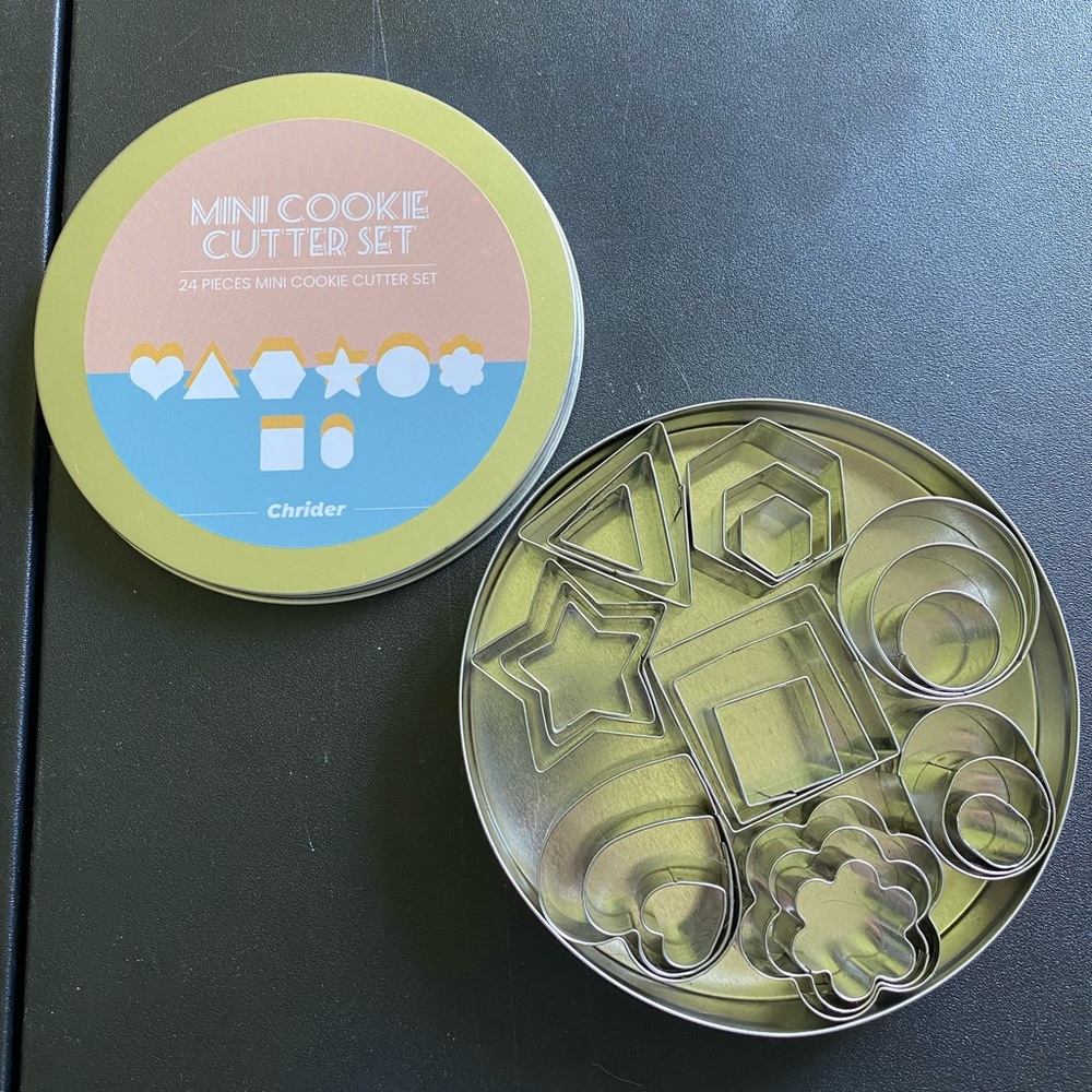 Small cookie cutters. I did use them for clay. All in great condition.